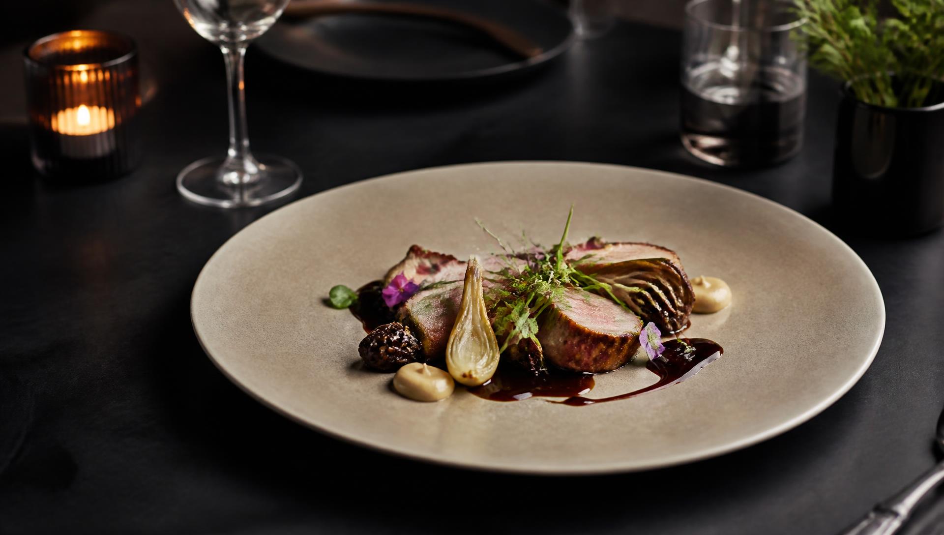Piatto gastronomico rifinito con microgreens freschi